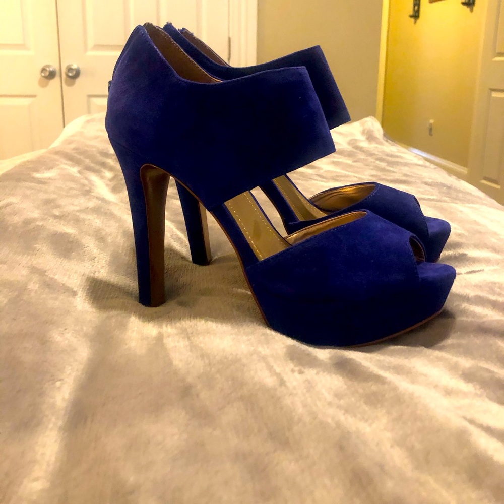 BCBG Paris Brilliant Blue size 9; 4 in heels